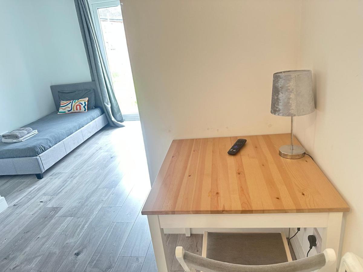 Flat 03 Studio Flat Near Aylesbury Station Free Parking Exterior foto